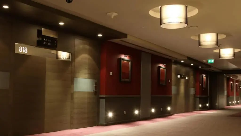 Web-Lighting-in-hotel-hallways-1024x578.jpg
