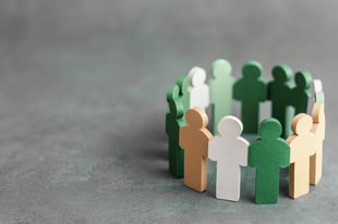 Figurines en papier en forme de personnes formant un cercle-min